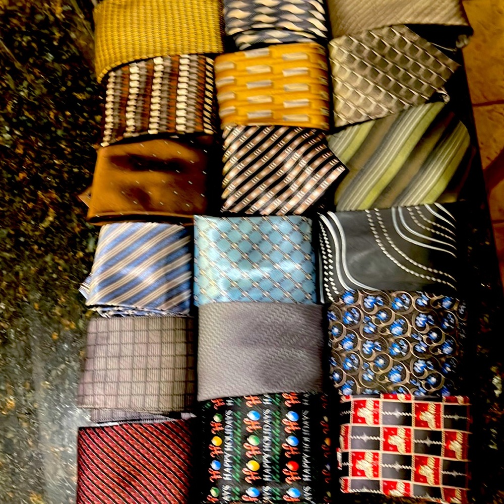 18 Ties, a few new with tags & a few gently worn 2 or 3 times beautiful colors!